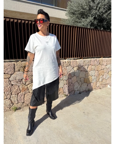 Camiseta Asimétrica Logo